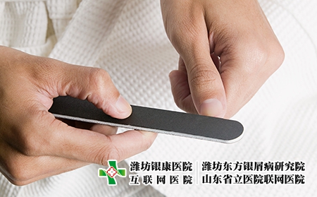 摄图网_501460717_男人用指甲刀锉指甲(企业商用) 摄图网_501460717_男人用指甲刀锉指甲(企业商用)