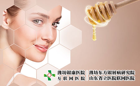 摄图网_289632094_年轻女人和蜂蜜勺子准备面部具 摄图网_289632094_年轻女人和蜂蜜勺子准备面部具