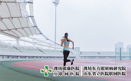 摄图网_500290298_青春活动女性操场跑步(企业商用) 摄图网_500290298_青春活动女性操场跑步(企业商用)