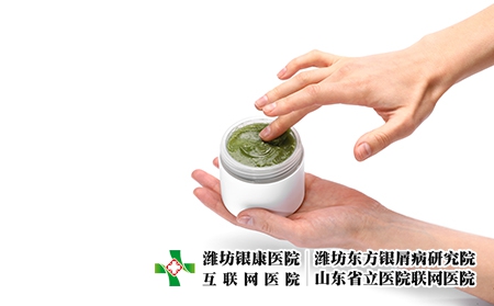 摄图网_303673270_女手拿着一罐奶油将白纸隔绝在上皮肤护理和美容概念女手拿着一罐奶油白纸上隔绝皮肤护理和美容概念(企业商用) 摄图网_303673270_女手拿着一罐奶油将白纸隔绝在上皮肤护理和美容概念女手拿着一罐奶油白纸上隔绝皮肤护理和美容概念(企业商用)