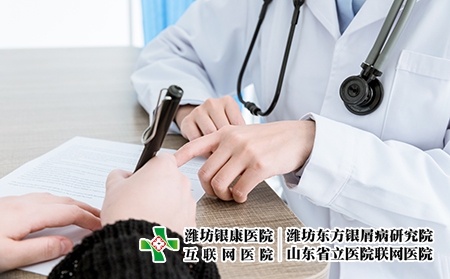 摄图网_501160874_医生问诊填写病单(企业商用) 摄图网_501160874_医生问诊填写病单(企业商用)