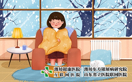 摄图网_401878416_下雪的天气在室内泡脚的女孩（企业商用）