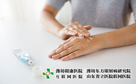 摄图网_300119676_医学,医疗保健人的密切妇女的手应用奶油治疗药膏用奶油治疗药膏双手(企业商用) 摄图网_300119676_医学,医疗保健人的密切妇女的手应用奶油治疗药膏用奶油治疗药膏双手(企业商用)