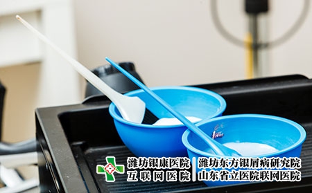 摄图网_305132868_2个蓝色塑料碗有漂白染发和刷子2个塑料碗有染发(企业商用) 摄图网_305132868_2个蓝色塑料碗有漂白染发和刷子2个塑料碗有染发(企业商用)