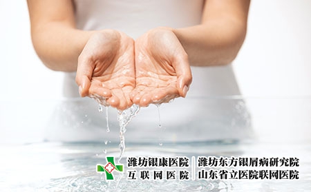 摄图网_501312700_手捧清水（企业商用）