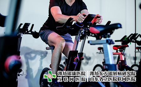 摄图网_501311119_健身房踩单车男生（企业商用）