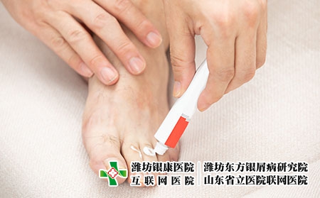 摄图网_501661624_脚部涂抹药膏（企业商用）