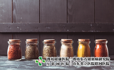 摄图网_300130817_各种磨碎的香料老式璃瓶中各种磨碎的香料（企业商用）