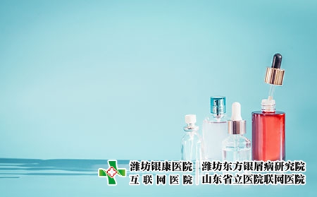 摄图网_300135473_化妆品瓶产品与液体,吸管蓝色背景,正视图精华,爽肤水提取血清桌子上,正视图美容现代护肤理念与（企业商用）