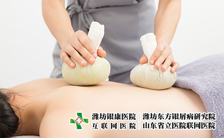 摄图网_501763551_按摩师给顾客做泰式spa艾草理疗（企业商用）