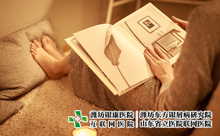 摄图网_500154871_温馨生活翻看杂志（企业商用）